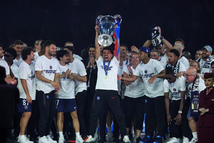 Marquinhos alza la Orejona, en mayo pasado: PSG es el bicampeón (EFE).