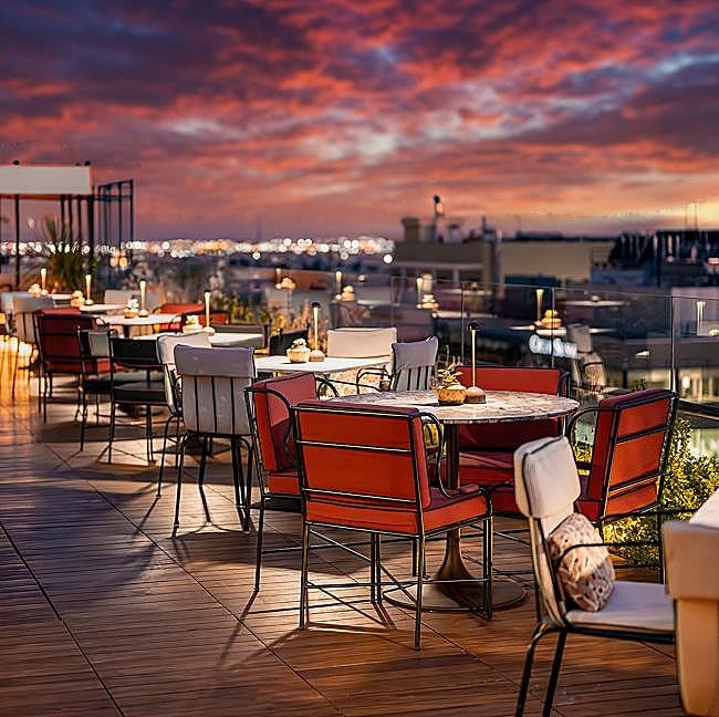 Vistas del atardecer madrileño desde el rooftop del Bless Madrid, que ha preparado una cena inspirada en el eclipse solar para la tarde del 12 de agosto.