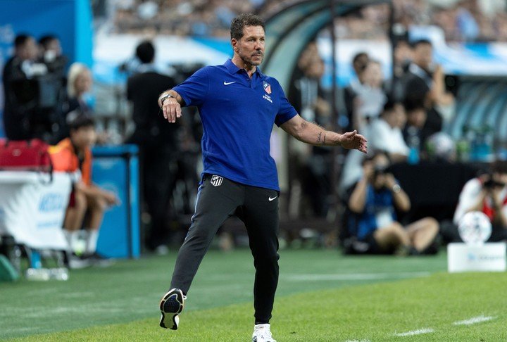 A pesar de ser un amistoso, Simeone vivió el partido con todo. (EFE)