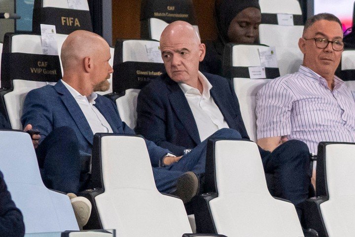 Gianni Infantino presenció un partido de fútbol femenino en Marruecos junto al Secretario General de FIFA, Mattias Grafstrom. (AP Photo)