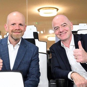 Una foto simbólica con el apoyo clave del secretario general de la FIFA a Infantino