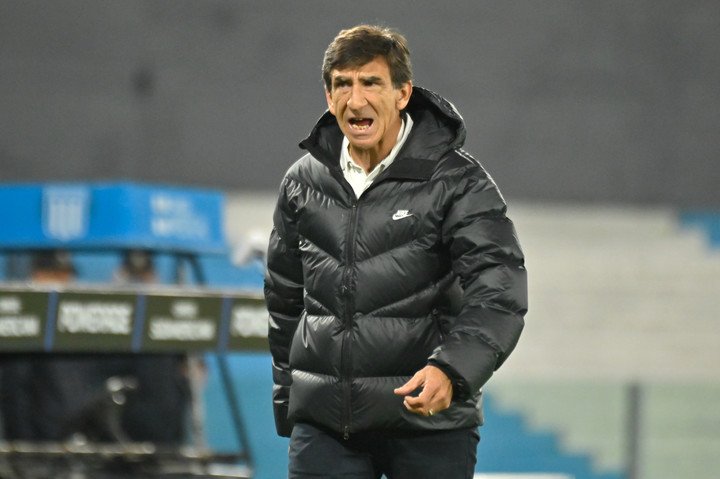El entrenador firma contrato hasta fin de año (Foto: FTP Clarín).
