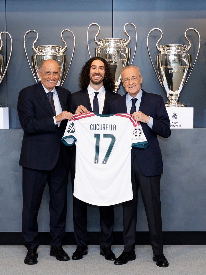 Presentación de Marc Cucurella en el Real Madrid.