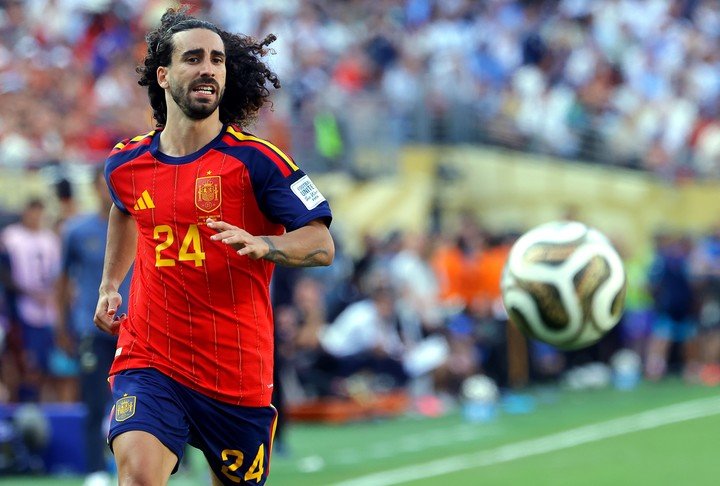 Marc Cucurella, jugando para la selección de España. (EFE)