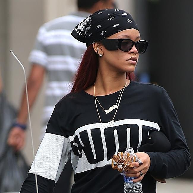 Rihanna con un pañuelo en la cabeza.