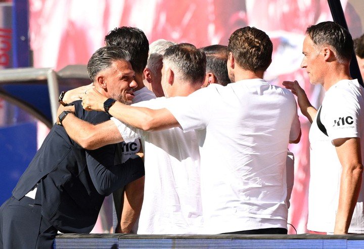 Demichelis y el abrazo con su cuerpo técnico. (Foto: Reuters)