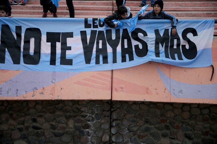 Las banderas de los hinchas pidiendo por el capitán. (AP Photo/Natacha Pisarenko)