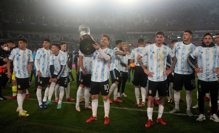 Lionel Messi y su primer título con la Selección. (EFE/ Natacha Pisarenko POOL)