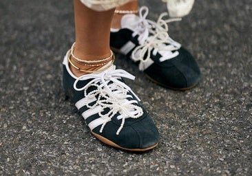 Las más elegantes llevan estas zapatillas retro, minimalistas y discretas