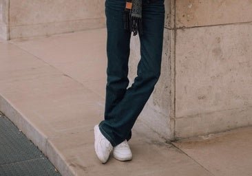 Las mujeres que mejor visten siguen confiando en estas zapatillas blancas de 50 euros