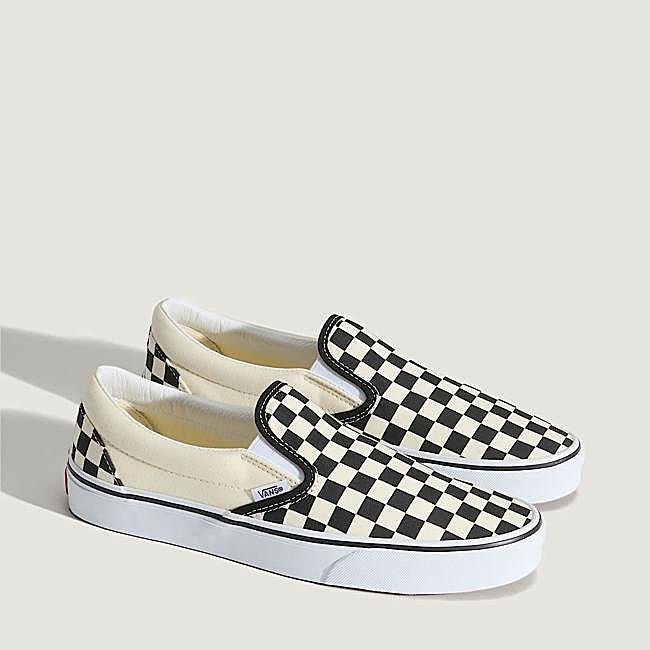 Zapatillas cuadros negros de Vans, 80 euros.