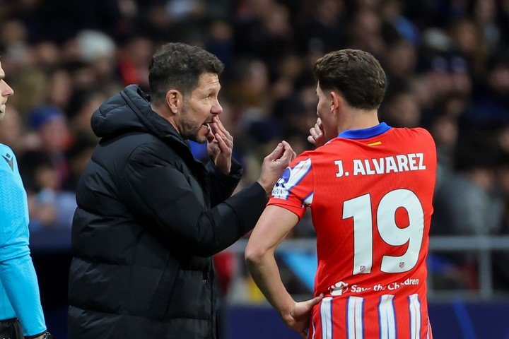 Diego Simeone y Julián Álvarez. (EFE)