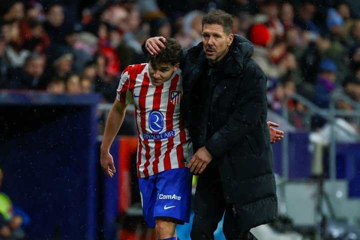 Diego Simeone y Julián Álvarez. (EFE)