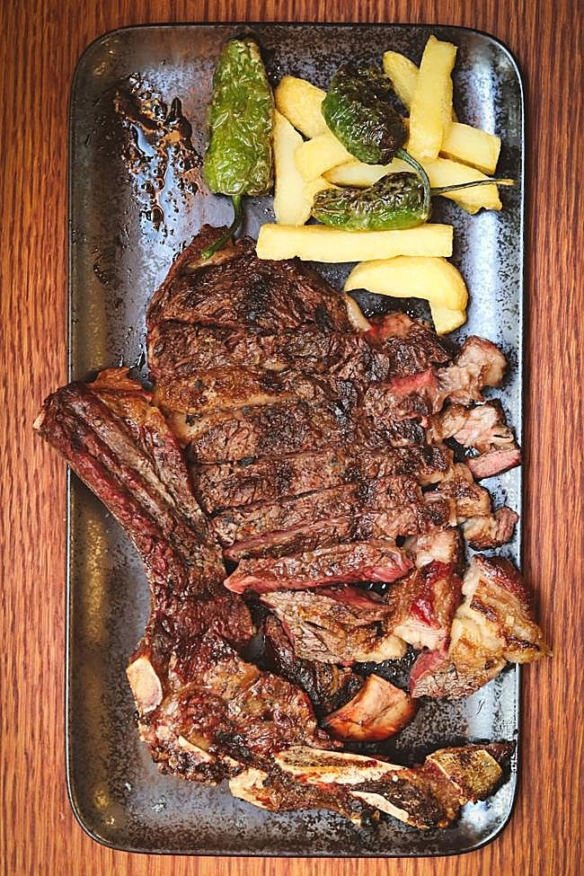 El chuletón de vaca madurada de La Charca, el restaurante del centro de Madrid con la parrilla como protagonista principal.