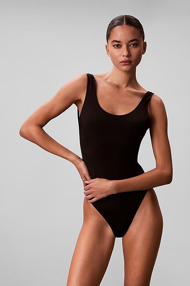Bañador en negro con espalda escotada de Calvin Klein.