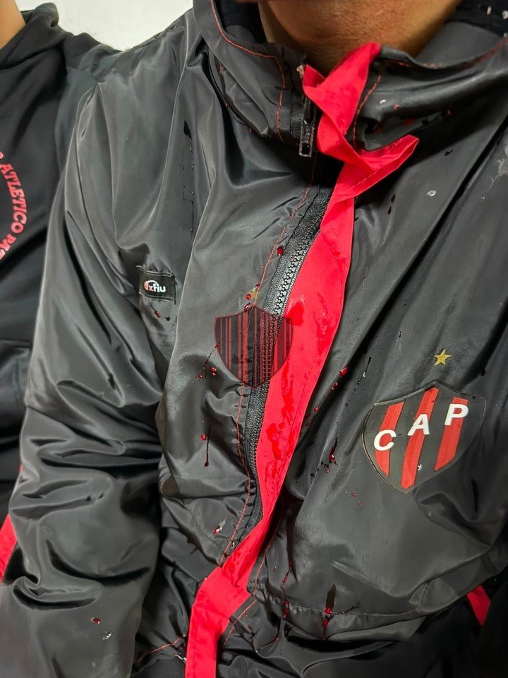 Los jugadores de Patronato fueron agredidos por los barras.