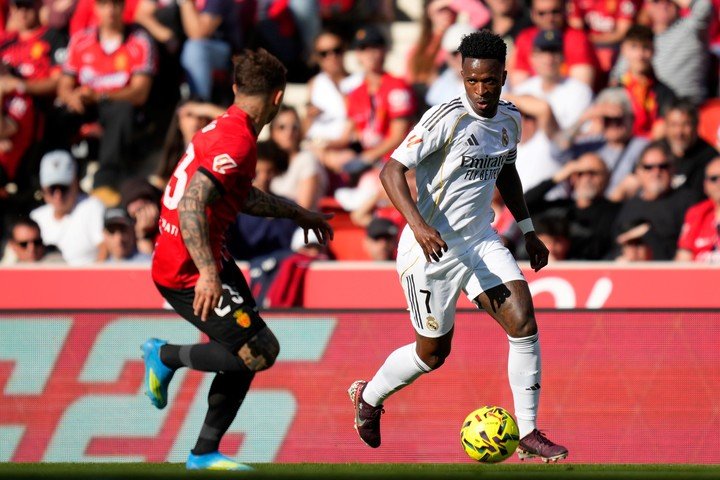 Pablo Maffeo en plena marca a Vinicius. (AP Photo/Jose Breton)