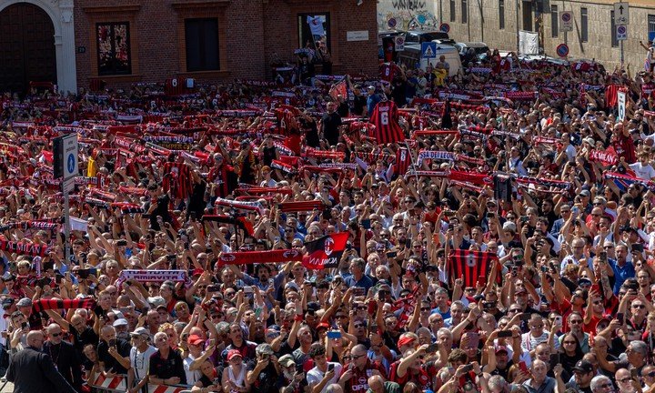 La multitudinaria despedida para el defensor (AP Photo).