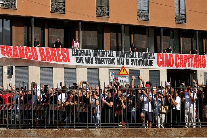 La bandera de los hinchas para Baresi (Reuters).
