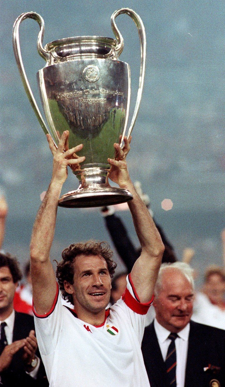 Baresi con una de sus Champions (AP Photo).