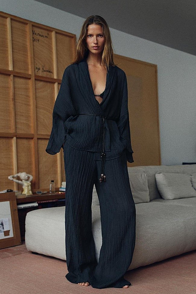 Chaqueta semitransparente + pantalón fluido