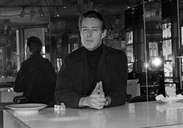 Quién fue Roy Halston, el diseñador que vistió a iconos como Jackie Kennedy o Bianca Jagger