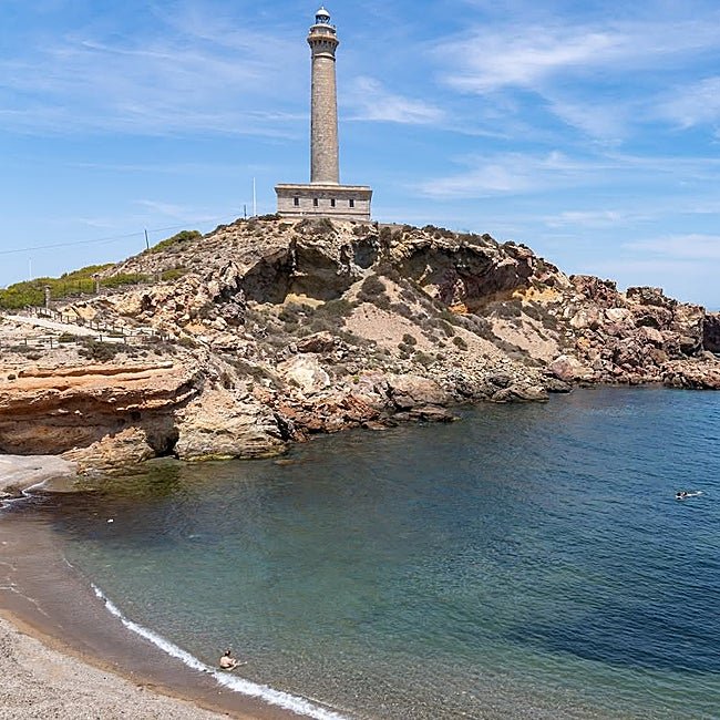 El faro de Cabo de Palos se alza majestuoso sobre un promontorio.