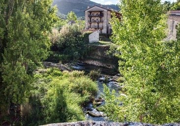 Este es el pueblo con más piscinas naturales de España: rutas de senderismo cerca del agua y un precioso casco histórico
