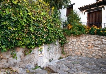 El pueblo blanco de Madrid que se ha convertido en refugio de pintores: calles empinadas, fuentes de agua fresca y mucha paz