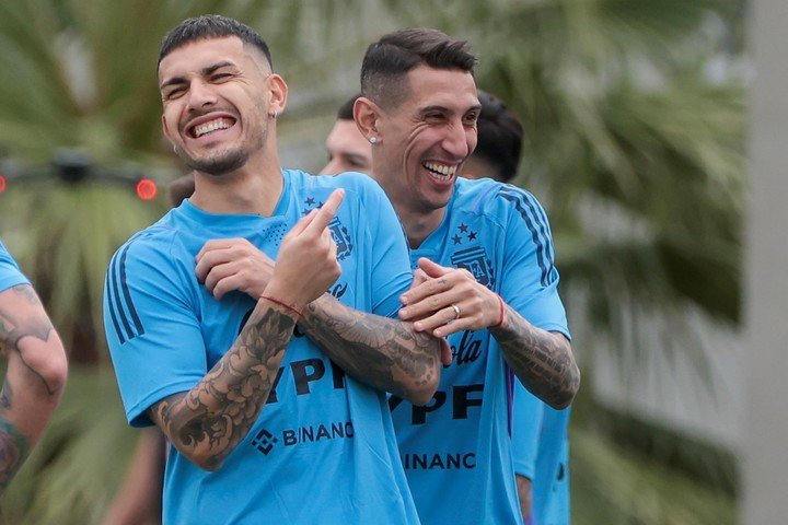 Paredes y Di María, compañeros y campeones de todo en la Selección Argentina (EFE).