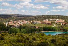 El refugio de muchos madrileños en verano está en este pueblo de Castilla-La Mancha: playas naturales, cascadas y una carne deliciosa