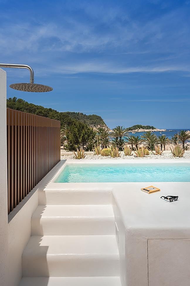 La piscina privada de una de las Junior Suites del Cala San Miguel Ibiza Resort, Curio Collection.
