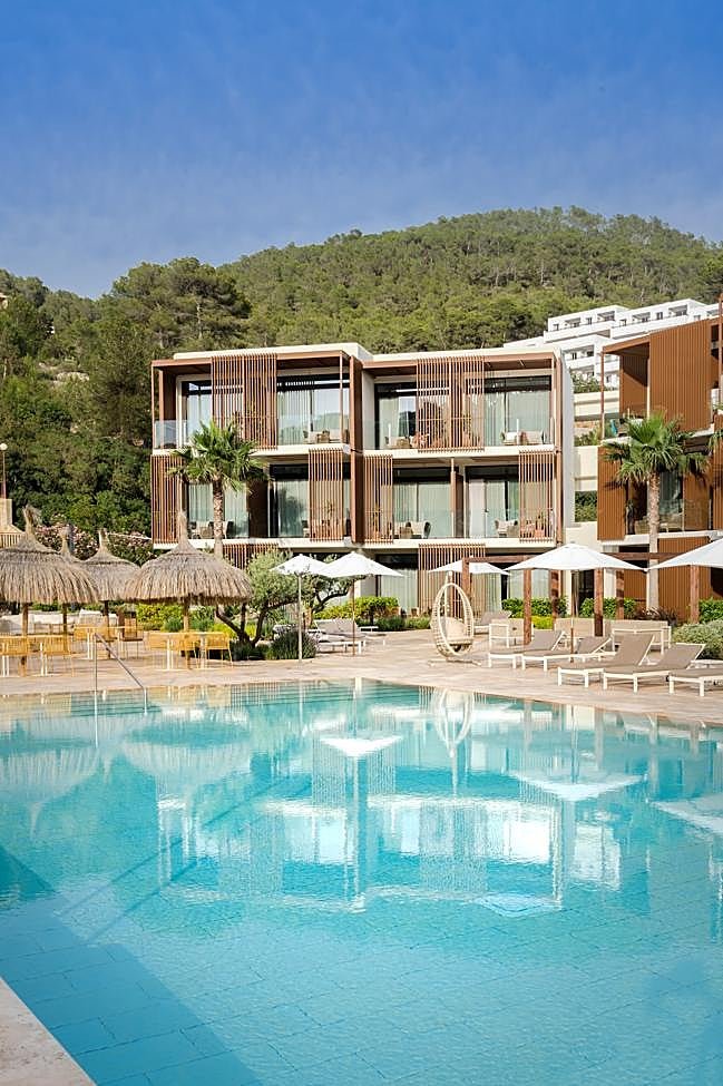 Una de las piscinas del Cala San Miguel Ibiza Resort, Curio Collection, situado en el norte de la isla balear.