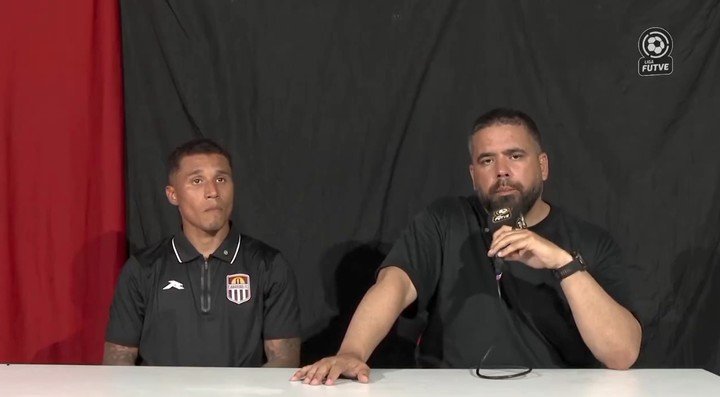 Daniel Farías dio una conferencia desde un baño.