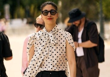 Adiós a la camiseta básica: estas blusas bonitas consiguen que unos simples vaqueros parezcan mucho más elegantes
