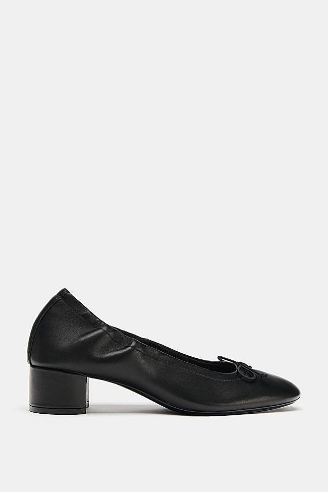 Bailarinas con tacón en color negro de Zara.
