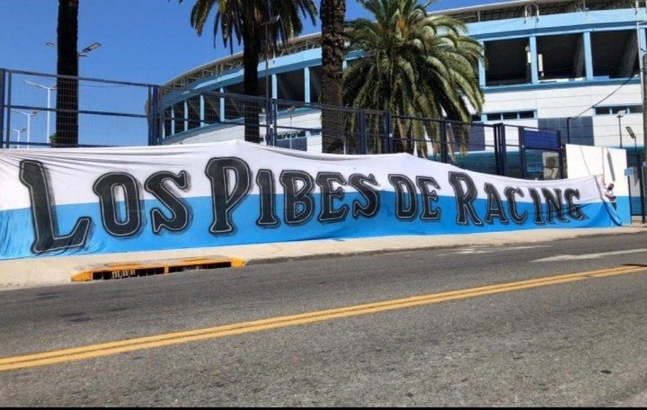 Trapo sobre la calle Diego Milito.