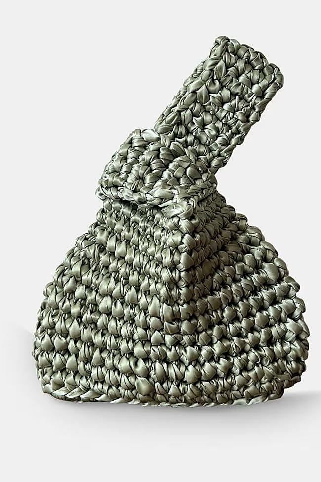 Bolso trenzado en verde menta de Madremia.