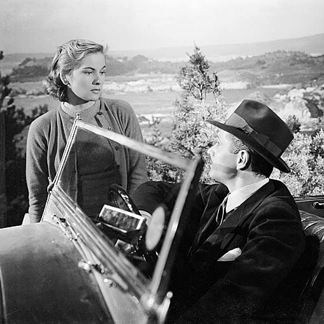 Fotograma de Rebecca, con Joan Fontaine llevando esta chaqueta de punto