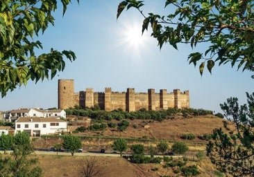 El pueblo de Jaén que atesora una playa entre pinares y una fortaleza califal va a ser tu próxima escapada veraniega