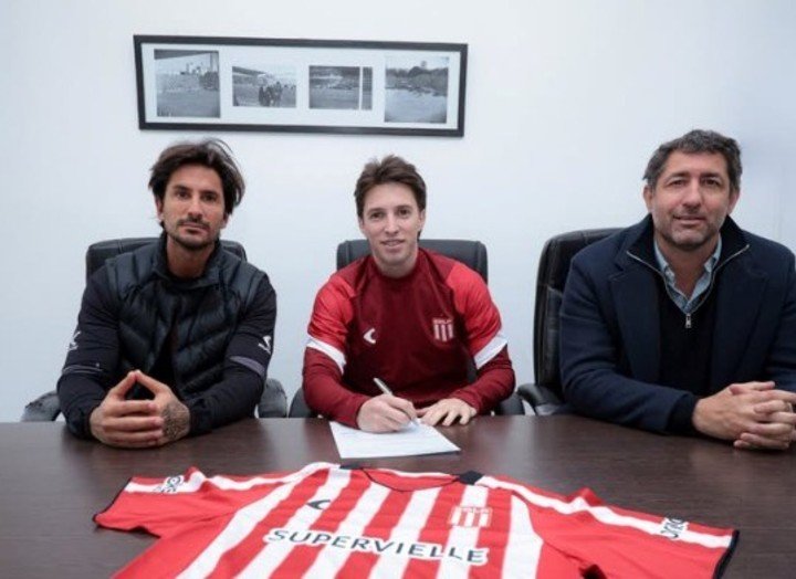 Baltasar Rodríguez en la firma como refuerzo de Estudiantes.