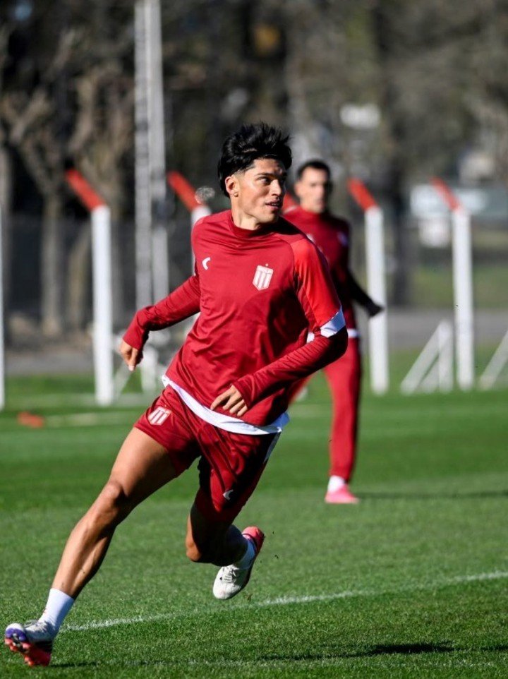 El Tucu Correa ya llegó al Pincha. (foto: @edelpoficial)