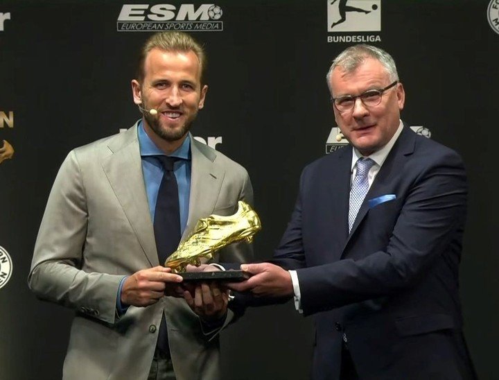 Harry Kane recibiendo la Bota de Oro en la temporada 2023/24.
