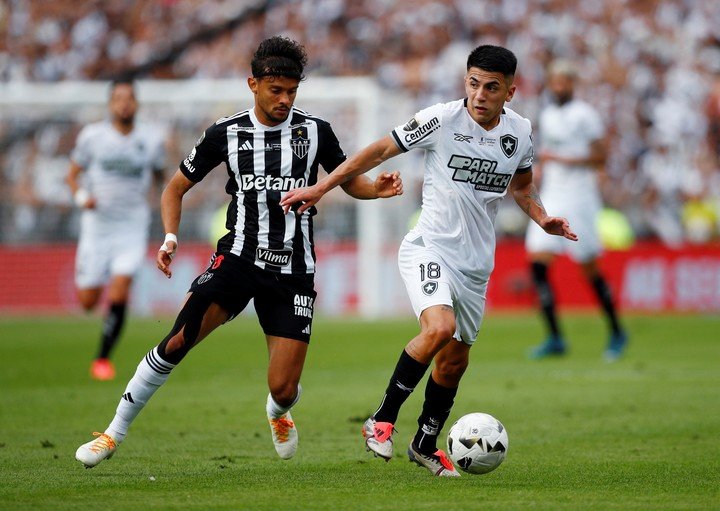 Almada también aparece por la plata que puso Botafogo por él (REUTERS/Matias Baglietto).
