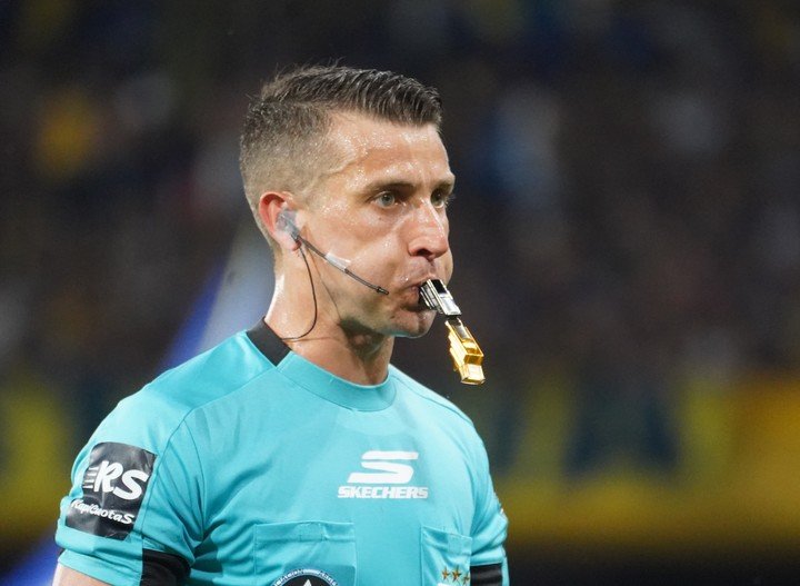 El arbitro Sebastian Zunino (Foto Marcelo Carroll - CLARIN).