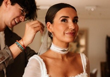 La novia viral que se ha casado con un vestido rústico con flores bordadas a mano