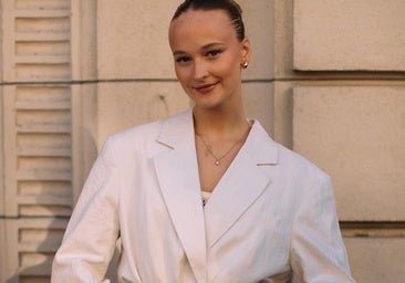 La americana blanca de lino se lleva relajada: así la combinan las mujeres elegantes en verano