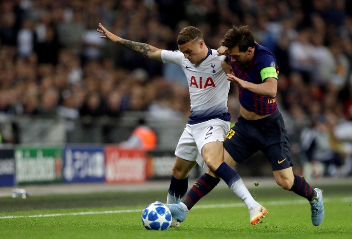 Kieran Trippier, en pleno intento por frenar a Messi. (AP)