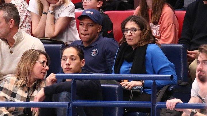 Kylian Mbappé y su madre.