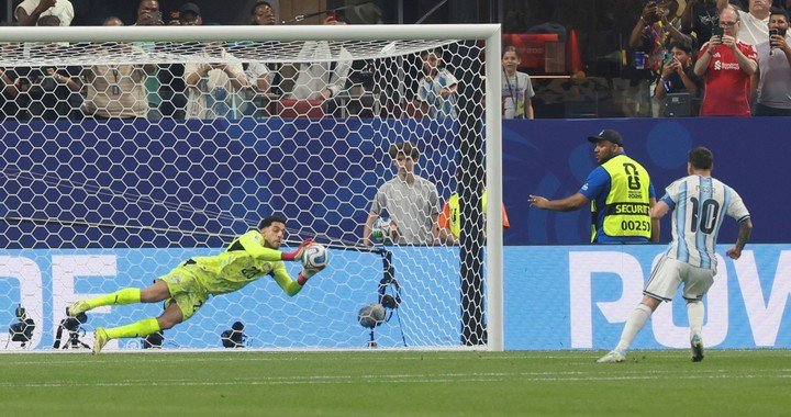 En el Mundial, Messi pateó y el arquero de Egipto atajó (AP).